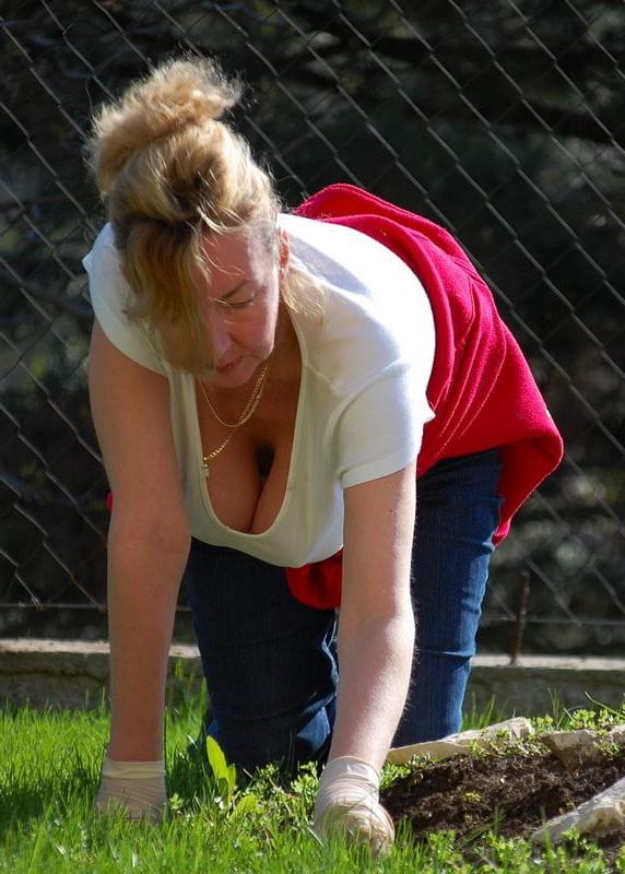 20P Mature ladies braless cleavage pokies 159