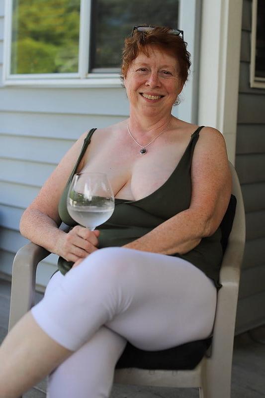 20P Mature ladies braless cleavage pokies 159