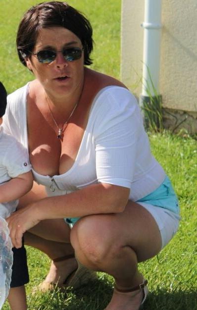 20P Mature ladies braless cleavage pokies 159