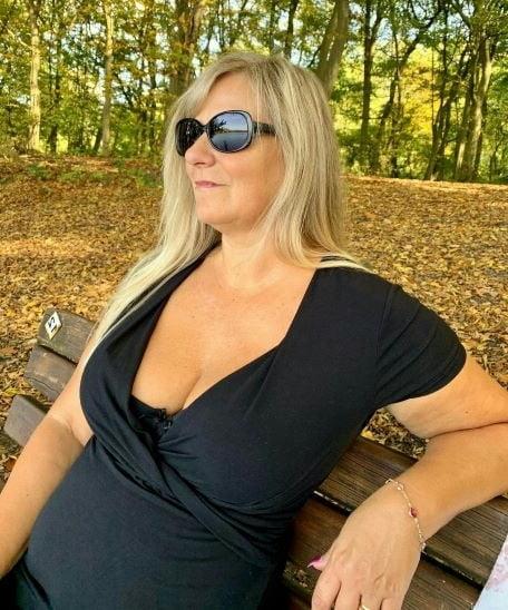 20P Mature ladies braless cleavage pokies 159