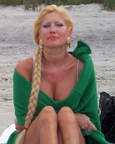 20P Mature ladies braless cleavage pokies 159