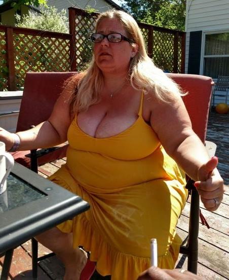 20P Mature ladies braless cleavage pokies 159