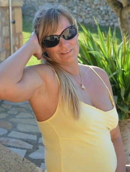 20P Mature ladies braless cleavage pokies 162
