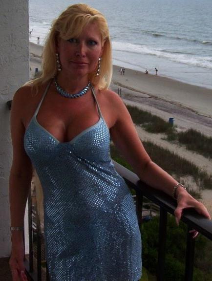 20P Mature ladies braless cleavage pokies 162