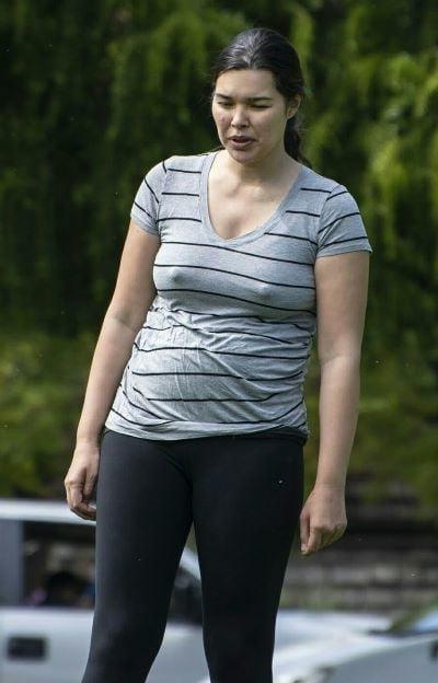 20P Mature ladies braless cleavage pokies 162