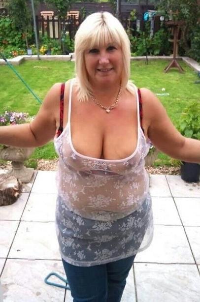 20P Mature ladies braless cleavage pokies 162