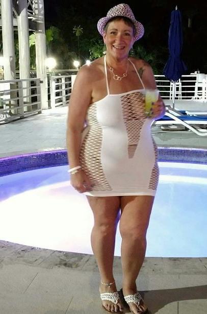 20P Mature ladies braless cleavage pokies 162