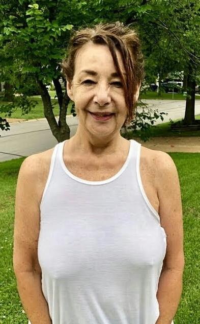 20P Mature ladies braless cleavage pokies 162