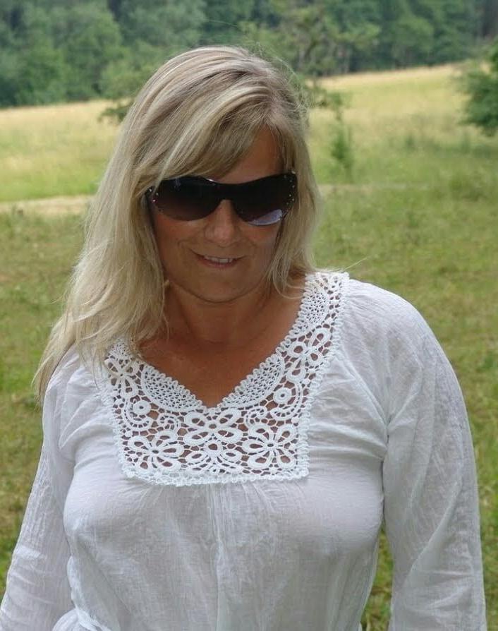 20P Mature ladies braless cleavage pokies 162