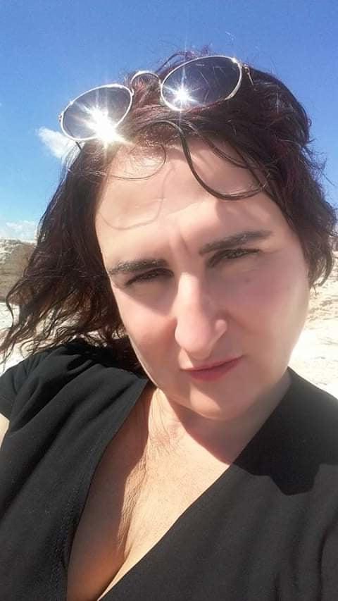 20P Mature ladies braless cleavage pokies 162