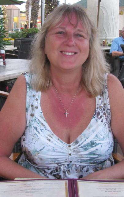 20P Mature ladies braless cleavage pokies 170