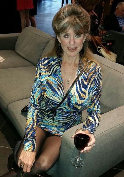 20P Mature ladies braless cleavage pokies 170