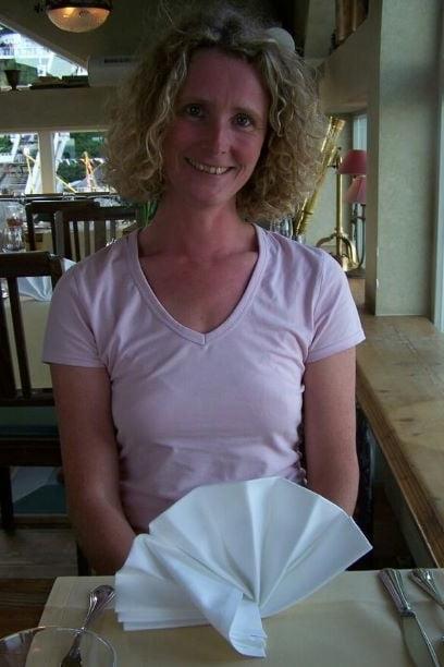 20P Mature ladies braless cleavage pokies 170