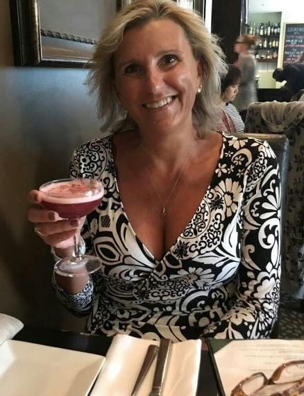 20P Mature ladies braless cleavage pokies 170