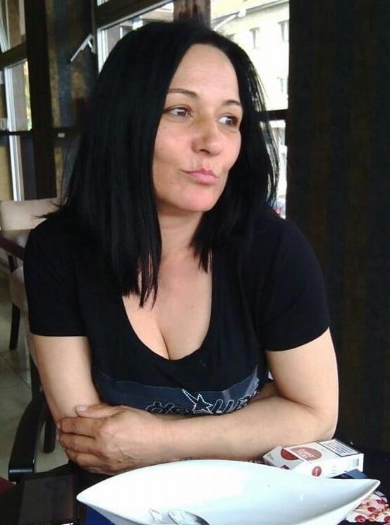 20P Mature ladies braless cleavage pokies 170