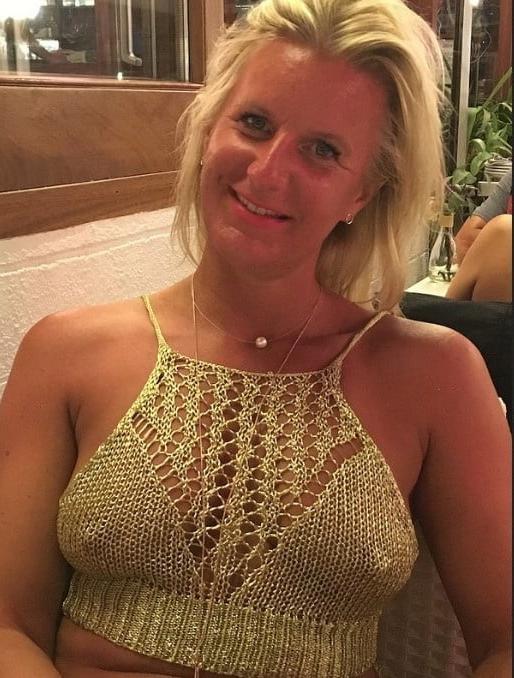 20P Mature ladies braless cleavage pokies 170