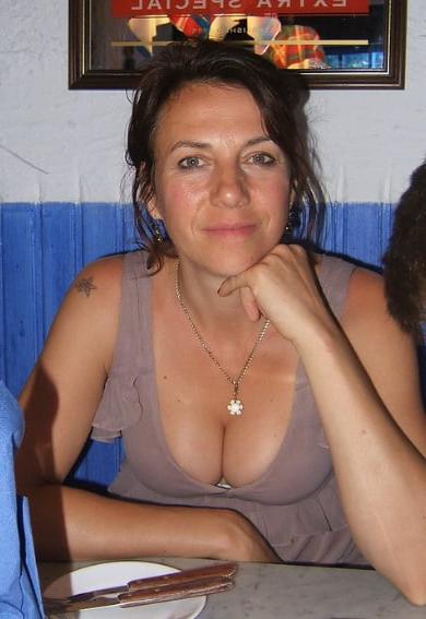 20P Mature ladies braless cleavage pokies 170