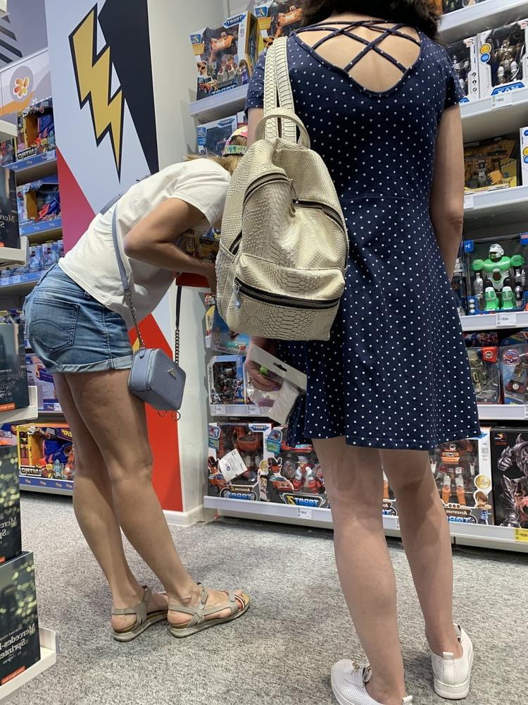 24P Upskirt lady in mall