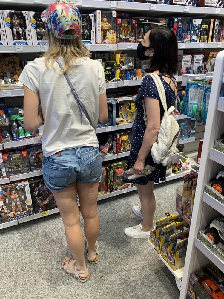 24P Upskirt lady in mall