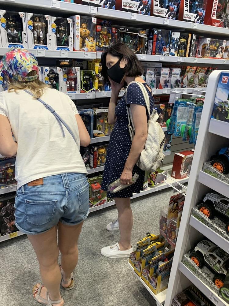 24P Upskirt lady in mall