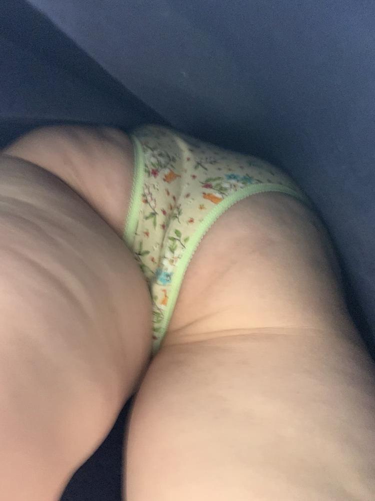 24P Upskirt lady in mall