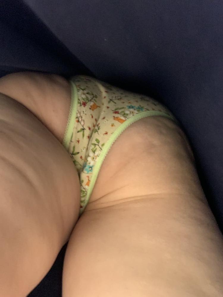 24P Upskirt lady in mall