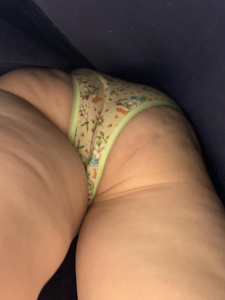 24P Upskirt lady in mall