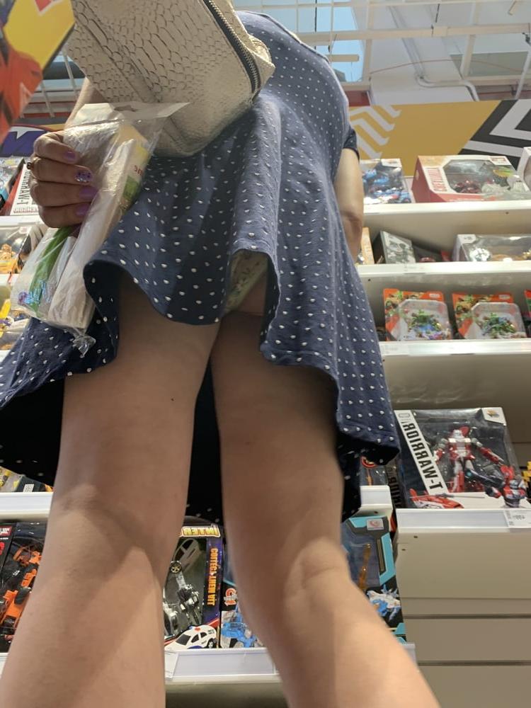 24P Upskirt lady in mall