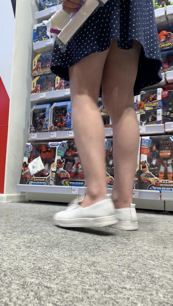 24P Upskirt lady in mall