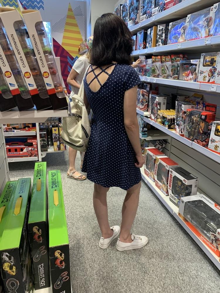 24P Upskirt lady in mall