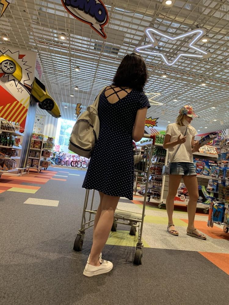 24P Upskirt lady in mall