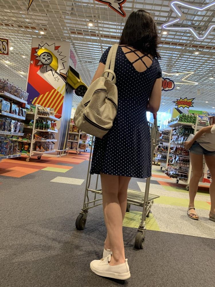 24P Upskirt lady in mall
