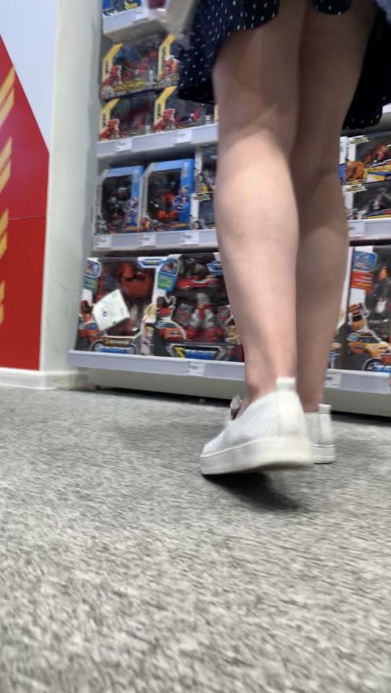 24P Upskirt lady in mall