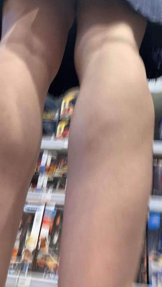24P Upskirt lady in mall