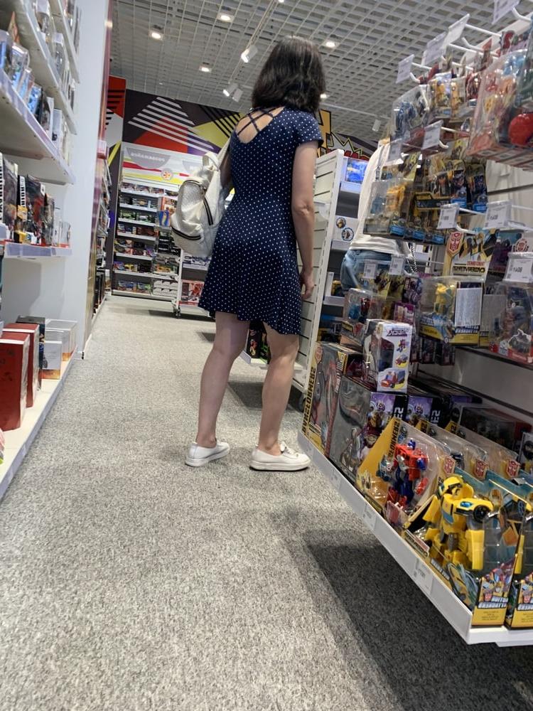 24P Upskirt lady in mall