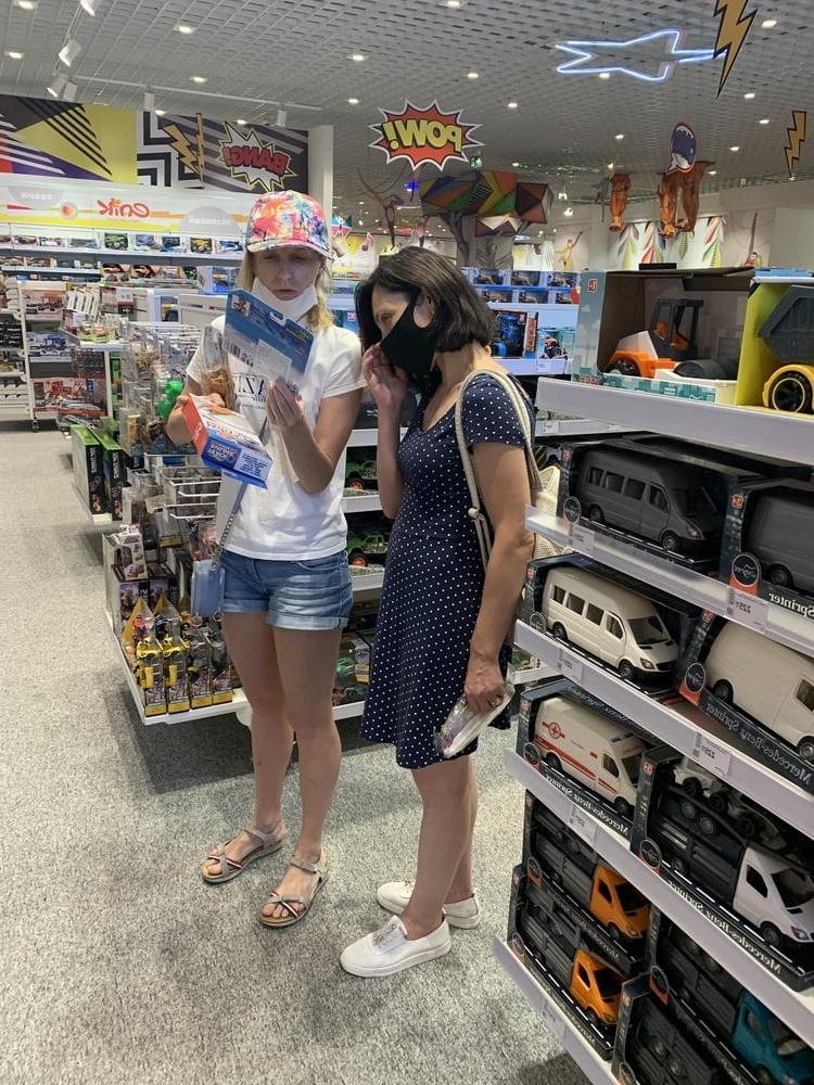 24P Upskirt lady in mall