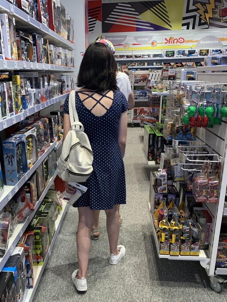 24P Upskirt lady in mall