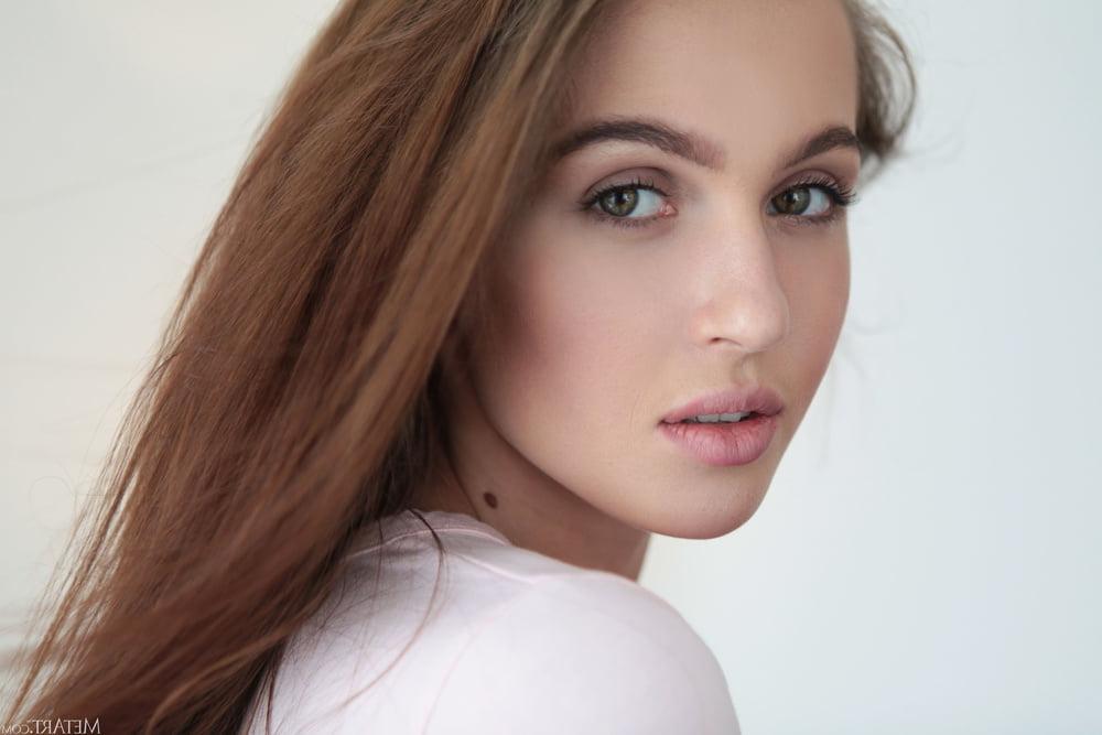 25P Gorgeous Babe Holly