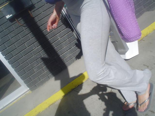 25P More feet legs and buts in public
