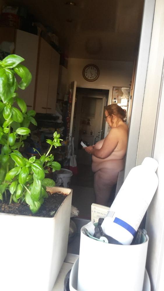 12P MY FEMALE NUDE IN THE KITCHEN THIS MORNING N02