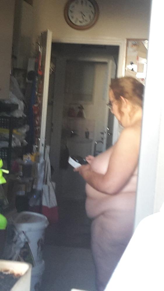 12P MY FEMALE NUDE IN THE KITCHEN THIS MORNING N02