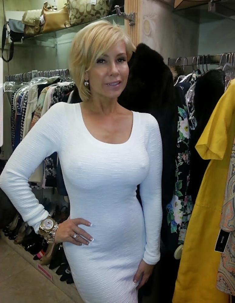 25P SHORT HAIR MATURE POSING