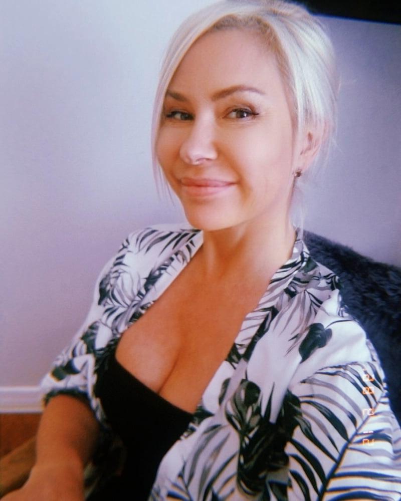 25P SHORT HAIR MATURE POSING