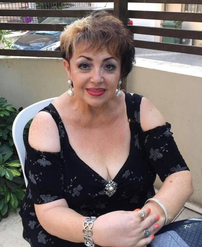20P Mature ladies braless cleavage pokies 156