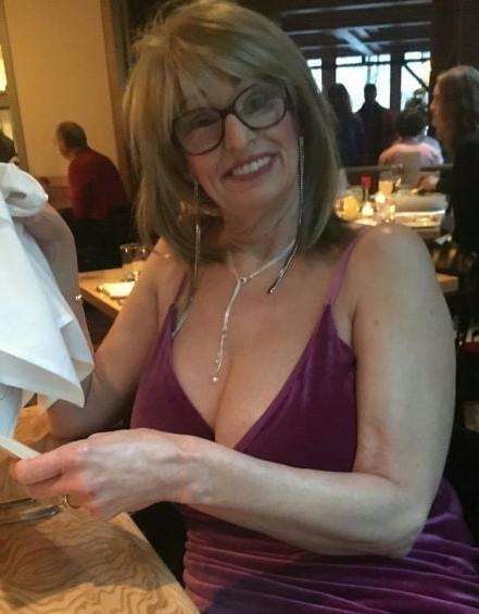 20P Mature ladies braless cleavage pokies 156