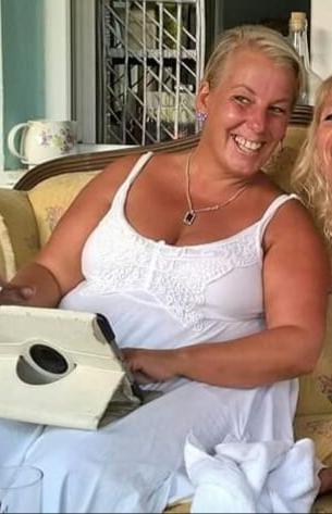 20P Mature ladies braless cleavage pokies 156