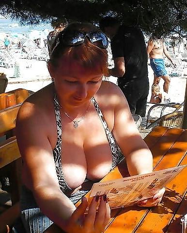 20P Mature ladies braless cleavage pokies 156