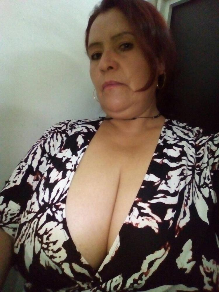 20P Mature ladies braless cleavage pokies 156