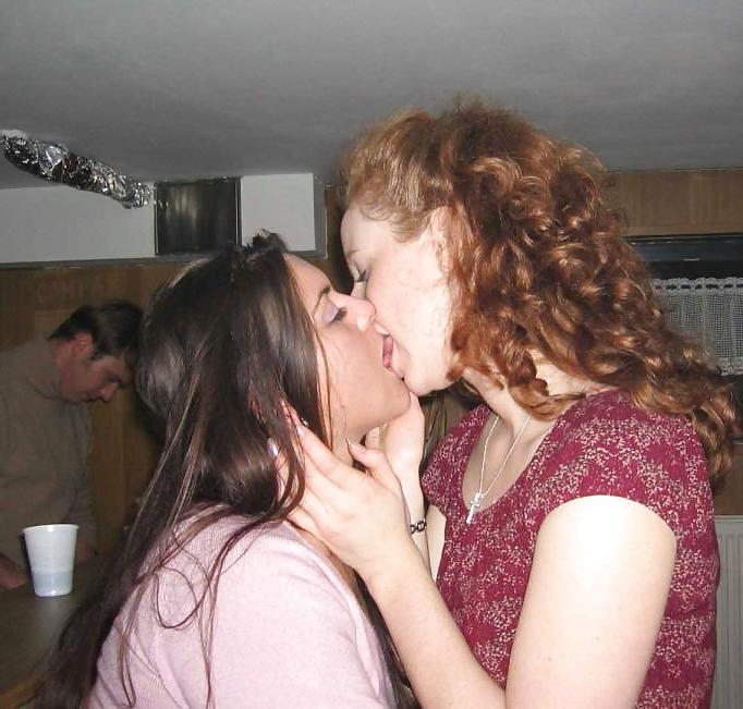 25P Girls Kissing Girls