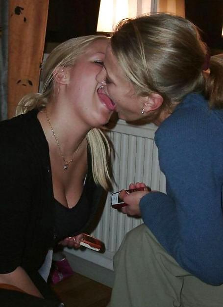 25P Girls Kissing Girls